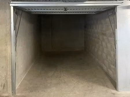 garage fermé 13 20 m² en résidence sécurisée