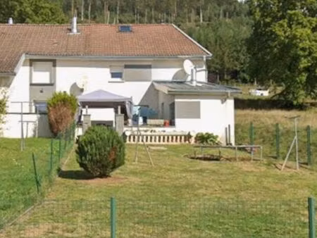 logement avec terrasse et jardin