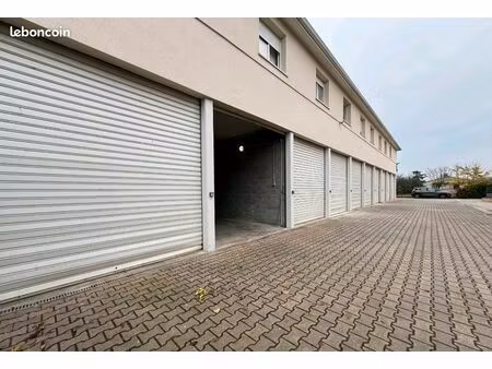 garages spacieux avec mazzanine et equipements moderne