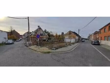 terrain avec ancienne maison incendiée et détruite.