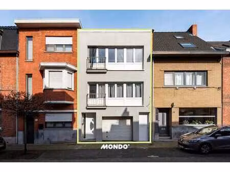 petit immeuble avec 2 appartements et un grand garage avec