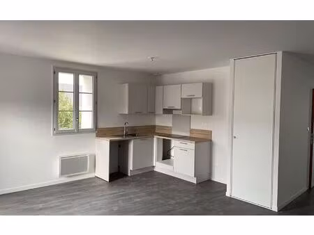 location appartement  60.45 m² t-3 à janville  680 €