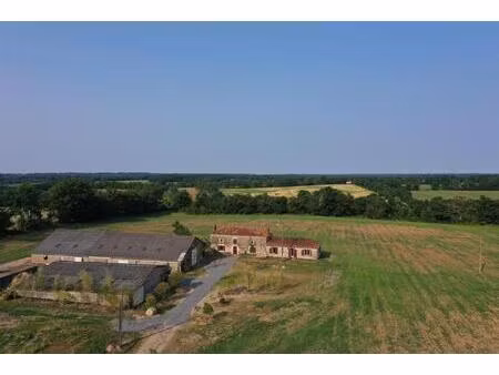 ferme isolée au milieu de 6 hectares