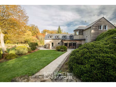 en bord de rivière  maison de caractère en pierre au milieu de la nature