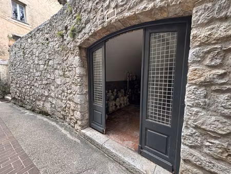 local rue central peille village