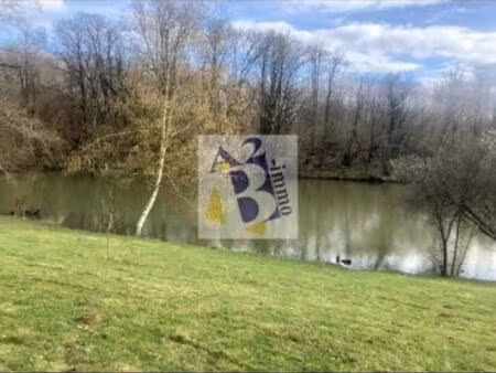 etang avec maisonnette et terrasse
