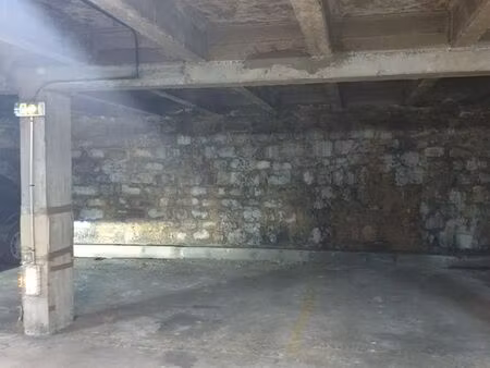 place parking couverte  sécurisée dans résidence