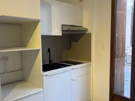 studio meublé à louer 450 ( eau + edf compris)