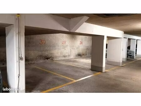 location place de parking paris 08/17