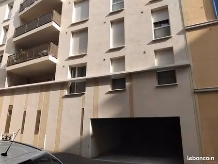 place de parking couverte sécurisé