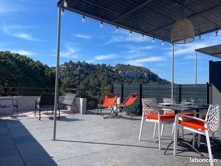 t2 avec terrasse et parking à louer aux baux de provence