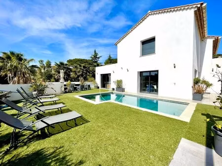 villa moderne avec piscine et vue dégagée à vendre à sainte-maxime