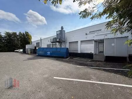 3.463 m² d’entrepôt + 956 m² de bureaux en emplacement pr...