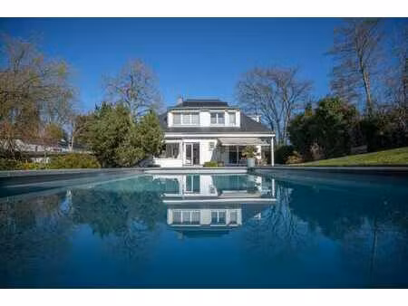 lumineuse villa de caractère rénovée avec piscine au coeur d