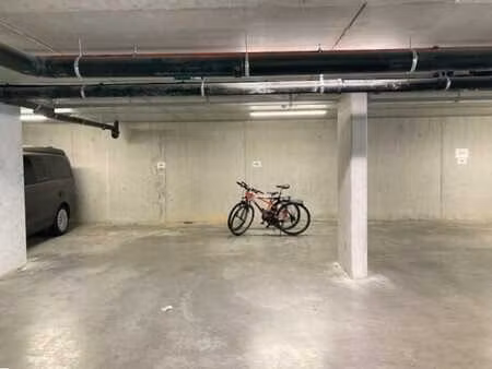 ondergrondse autostaanplaats te huur in recent gebouw nab...