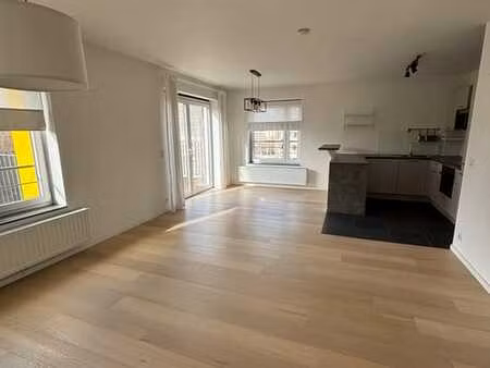 superbe appartement 2 chambres + terrasse + parking