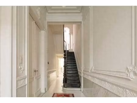 un classique empreint de grandeur avec un jardin urbain verd