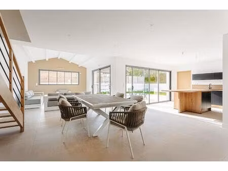 contemporaine de bourg en commune bord de mer