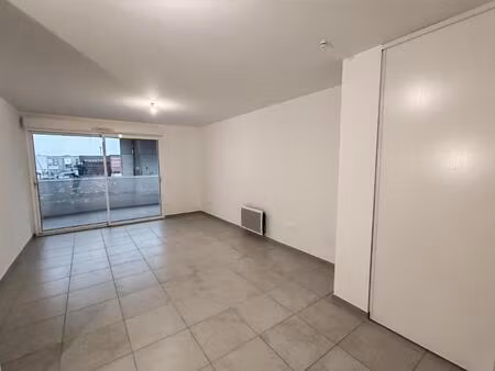 t2 neuf avec terrasse et parking à uzes