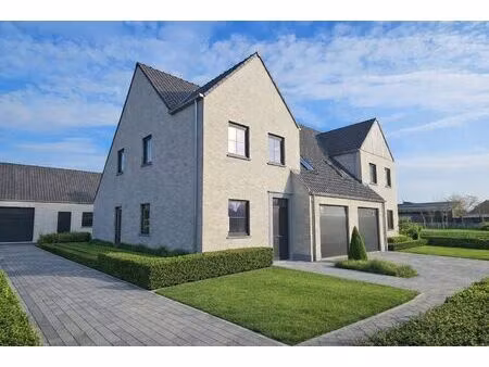 nieuwbouw halfopen woning met loods op landelijke locatie