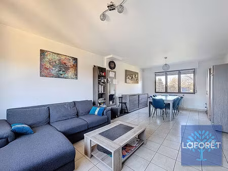 maison en quartier résidentiel à maing