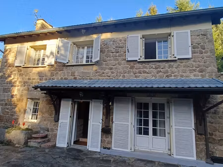 maison en pierre en pleine campagne