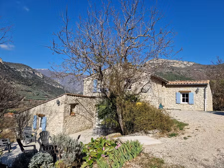 propriété en pierres avec vue panoramique