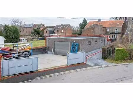 récent entrepôt de 200m² avec bureaux aménagés