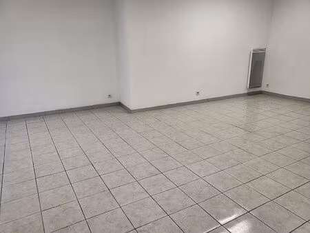 local professionnel 40 m² ? hyper centre de loches ? place du marché aux légumes