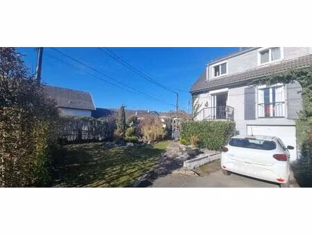 maison mitoyenne avec beau potentiel extérieur