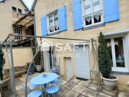 immeuble avec local commercial  appartement t3 et cour privative
