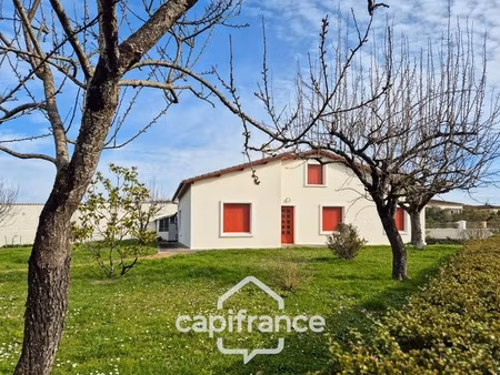 maison à vendre entièrement rénovée  6 pièces saint jean d'angely (17)  proche commerces a