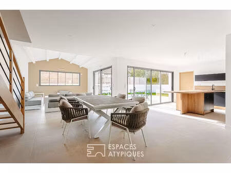 contemporaine de bourg en commune bord de mer