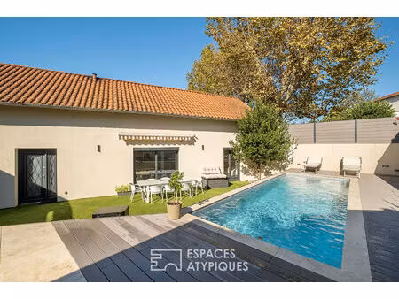 maison ancienne à la rénovation contemporaine avec piscine et jardin