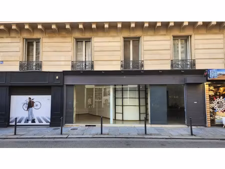 au couer d'un quartier commerçant  une boutique à louer de 30 m² et sous-sol