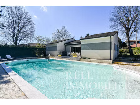 maison récente de plain-pied avec jardin  terrasses et piscine