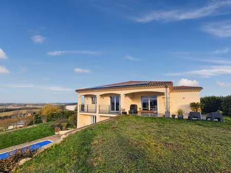 maison t6 de 205m2 avec garage en sous-sol  jardin et piscine - 10 min auch