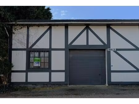 ruim magazijn (192m²) op gunstige locatie te veldwezelt (lanaken)