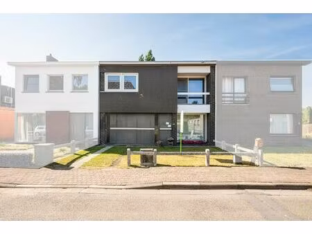 te renoveren gezinswoning met grote tuin in het centrum van bassevelde