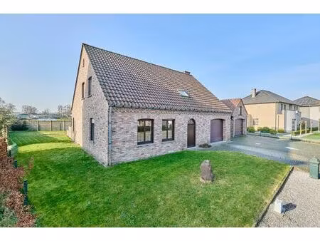 heel goed onderhouden landhuis met inpandige garage en 3 ruim bemeten slaapkamers in lande