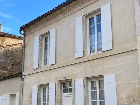 maison de village à saint-même-les-carrières (16720)