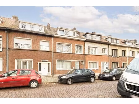 ruime rijwoning met vijf slaapkamers en tuin