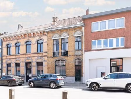 karaktervolle herenwoning in het centrum van wijnegem