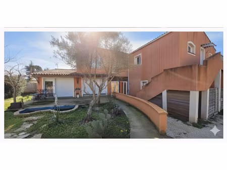 villa 4 faces ? t4 + t2 indépendant ? garage 100 m² ? piscine ? terrain 1 045 m² ? salles-