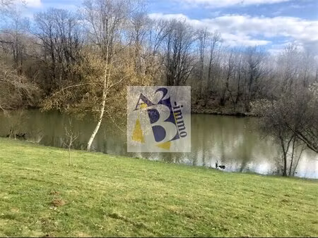 etang avec maisonnette et terrasse