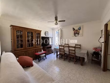 en exclusivité grand trois pièces à vendre  situé au cœur du célèbre village historique de