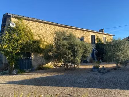 élégante maison en pierre avec piscine