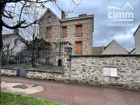 immeuble de standing avec trois logements spacieux et lumineux + une maison indépendante