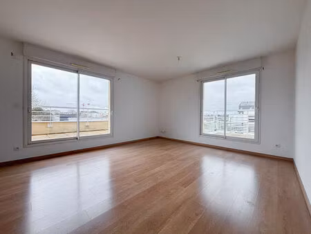 avrille - appartement 2 chambres dernier étage avec trois terrasses et garage au coeur du 