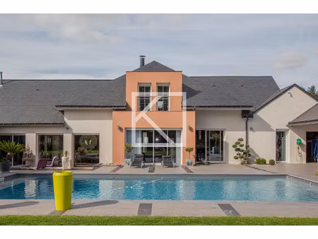 contemporaine très au calme et sa grande piscine
